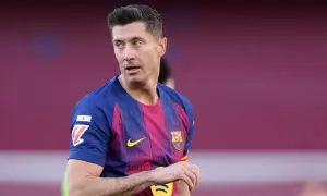 Piłkarz Robert Lewandowski w koszulce FC Barcelona patrzy w bok.