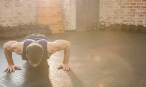 Jak ćwiczyć crossfit: skuteczne techniki dla początkujących i bezpieczne treningi