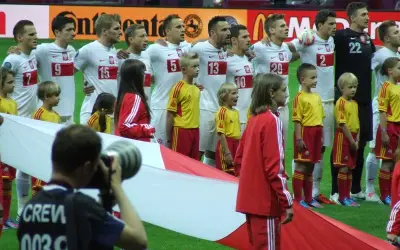 Dlaczego dzieci wychodzą z piłkarzami? Odkryj ich znaczenie i emocje