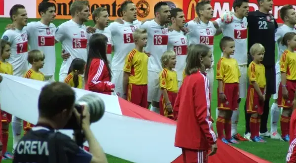 Dlaczego dzieci wychodzą z piłkarzami? Odkryj ich znaczenie i emocje
