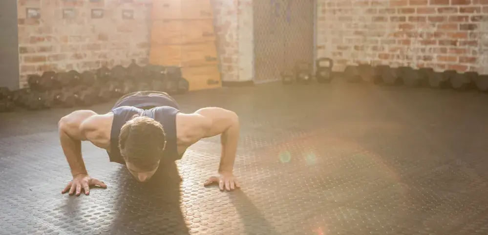 Jak ćwiczyć crossfit: skuteczne techniki dla początkujących i bezpieczne treningi